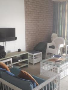 - un salon avec des fauteuils blancs et un canapé dans l'établissement Summer Rocks 28, à Margate