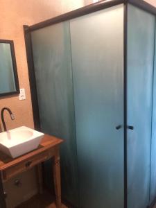 un bagno con doccia in vetro e lavandino di Pôr do Sol Eco Suítes a Barra Grande