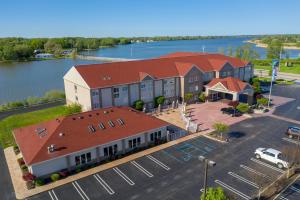 A bird's-eye view of Holiday Inn Express Hotel & Suites Port Clinton-Catawba Island, an IHG Hotel