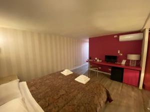 een slaapkamer met een groot bed en een rode muur bij Dante's Room by Apulia Accommodation in Bari