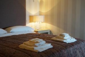 een hotelkamer met handdoeken op een bed bij Dante's Room by Apulia Accommodation in Bari