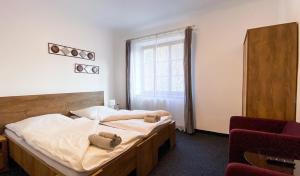 Letto o letti in una camera di Hotel Sýkora