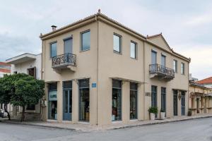 een gebouw met ramen en balkons in een straat bij Sinanis city home in Volos