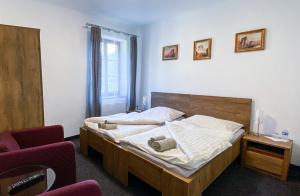 Letto o letti in una camera di Hotel Sýkora