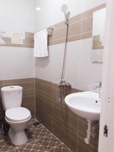 a bathroom with a toilet and a sink at Nhà nghỉ 89 in Phan Thiet