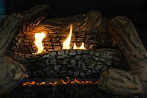 un fuoco in un forno di pietra con fiamme di Canoa Ranch Golf Resort a Green Valley