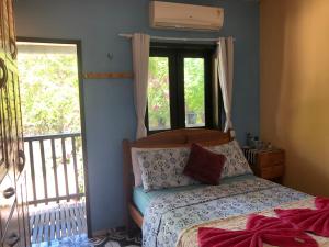 a bedroom with a bed and a window at Casa YeS Jeri in Jericoacoara