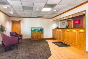 ein Wartezimmer in einem Krankenhaus mit einem Aquarium in der Unterkunft Red Roof Inn Ashtabula - Austinburg in Ashtabula