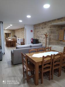 - un salon avec une table et un canapé dans l'établissement Apartamentos Alameda, à Sigüenza