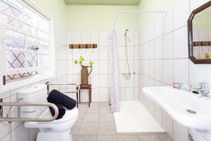 a bathroom with a toilet and a sink and a window at Patio Hostel in La Laguna +25 photos