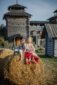 dos niños sentados en un montón de heno en HOT SPRINGS, en Suzdal
