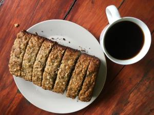 einen Teller mit einem Stück Essen und einer Tasse Kaffee in der Unterkunft Mai Kilimanjaro Home Stay in Marangu