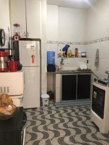 Dapur atau dapur kecil di Guest House Copacabana Hostel