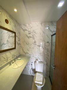 a bathroom with a toilet and a sink at Pousada Village Tere in Teresópolis