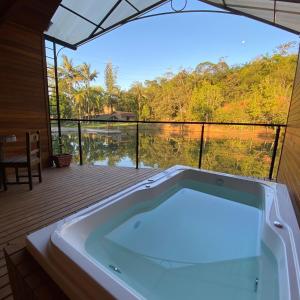 uma banheira de hidromassagem num deque com vista em Pousada Recanto Pomerano em Pomerode