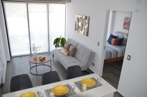 uma sala de estar com um sofá e uma mesa em Cozy Stays Cayala Apartments 3 em Guatemala