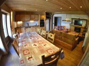 a dining room and kitchen with a table and chairs at VAUJANYLOCATIONS - Le Grenier de Germaine in Vaujany