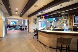 Um restaurante ou outro lugar para comer em Universal's Hard Rock Hotel®