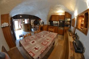 an overhead view of a kitchen with a table in it at VAUJANYLOCATIONS - Le Grenier de Germaine in Vaujany