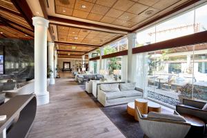 Uma área de estar em Universal's Loews Royal Pacific Resort