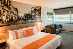 una camera d'albergo con un letto e un divano di Mision Express Durango a Durango