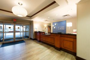 ウォルターボロにあるHoliday Inn Express & Suites Walterboro, an IHG Hotelのロビーにはフロントデスク付きの待合室があります。