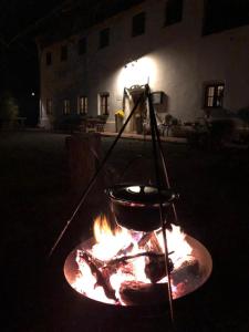 a pot sitting on top of a fire at Gasthaus zum Späth in Englmannsberg