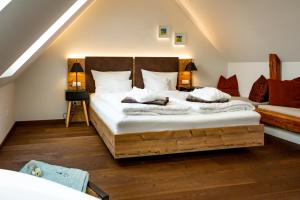 ein Schlafzimmer mit einem großen Bett im Dachgeschoss in der Unterkunft Biohofgut LASCHALT in Deutsch Kaltenbrunn
