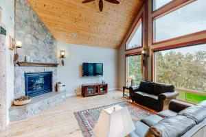 uma sala de estar com um sofá e uma lareira em The Lodge at Diamond Woods em Eugene