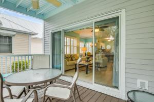 un porche cubierto con mesa y sillas en Harbor Villa, en Duck Key