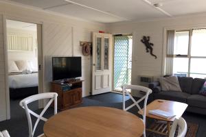 Gallery image of BINALONG BEACH COTTAGE Beachfront at Bay of Fires Next to Restaurant in Binalong Bay