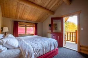 Postel nebo postele na pokoji v ubytování Miette Mountain Cabins + 34 fotografií