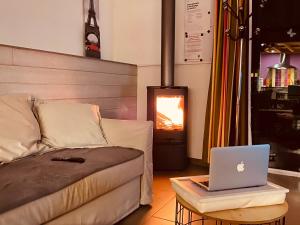 Schlafzimmer mit einem Bett und einem Laptop auf einem Tisch in der Unterkunft Gîte du Maupelin tout confort Full équipé pour 4 personnes in Namur