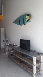 Televizorius ir (arba) pramogų centras apgyvendinimo įstaigoje Duplex cobertura na praia em condomínio familiar