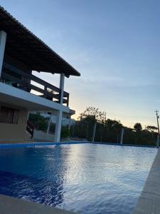 Serra de São Bento的住宿－Cantinho Serrano，房屋前的游泳池
