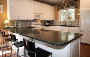 
A kitchen or kitchenette at 707 Silverside - Four Bedroom House
