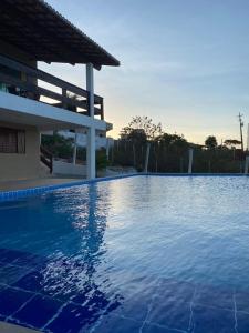 una gran piscina junto a una casa en Cantinho Serrano en Serra de São Bento