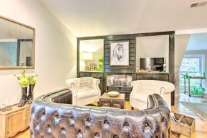 Un lugar para sentarse en Upscale Rustic Duplex on Stream, Near Blowing Rock