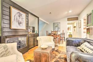 Un lugar para sentarse en Upscale Rustic Duplex on Stream, Near Blowing Rock