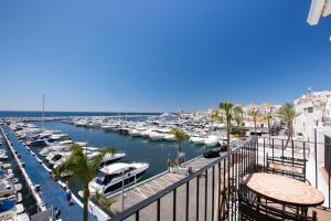 マルベーリャにあるPuerto Banus first line with sea and Marina viewsの水上のボートが乗るマリーナの景色