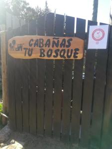 una señal en una valla que lee cabañas para rescatar en Cabañas Tu Bosque, en Isla Negra
