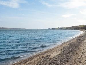 uma praia com uma costa rochosa junto à água em 6 person holiday home in Lemvig em Lemvig
