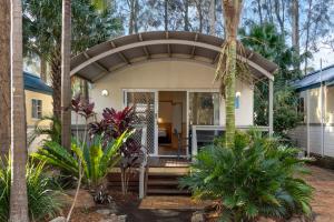 a home with an arbor over the front porch at Discovery Parks - Gerroa in Gerroa