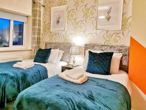 Un pat sau paturi într-o cameră la Noknokstay-Highstone House,4 Bedrooms, Garden with Parking, Great for Longer Stay