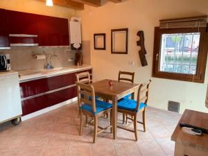 eine Küche mit einem Holztisch und Stühlen in der Unterkunft Casa Duse Vista Laguna in Chioggia