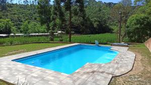 Bazén v ubytovaní Chalé em Delfim Moreira-MG alebo v jeho blízkosti