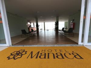 ein Hotelmanapa-Teppich in der Mitte einer Lobby in der Unterkunft Hotel Manacá in Sacramento