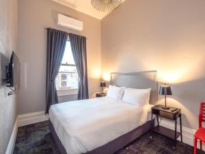 Säng eller sängar i ett rum på Telegraph Hotel Numurkah