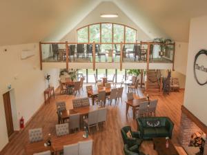 Callow Lodge 5 tesisinde bir restoran veya yemek mekanı