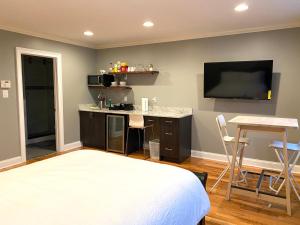 1 dormitorio con cama, escritorio y TV de pantalla plana en Alina & Fanny - Philadelphia 1212 Mt Vernon St, en Filadelfia 44 fotos más